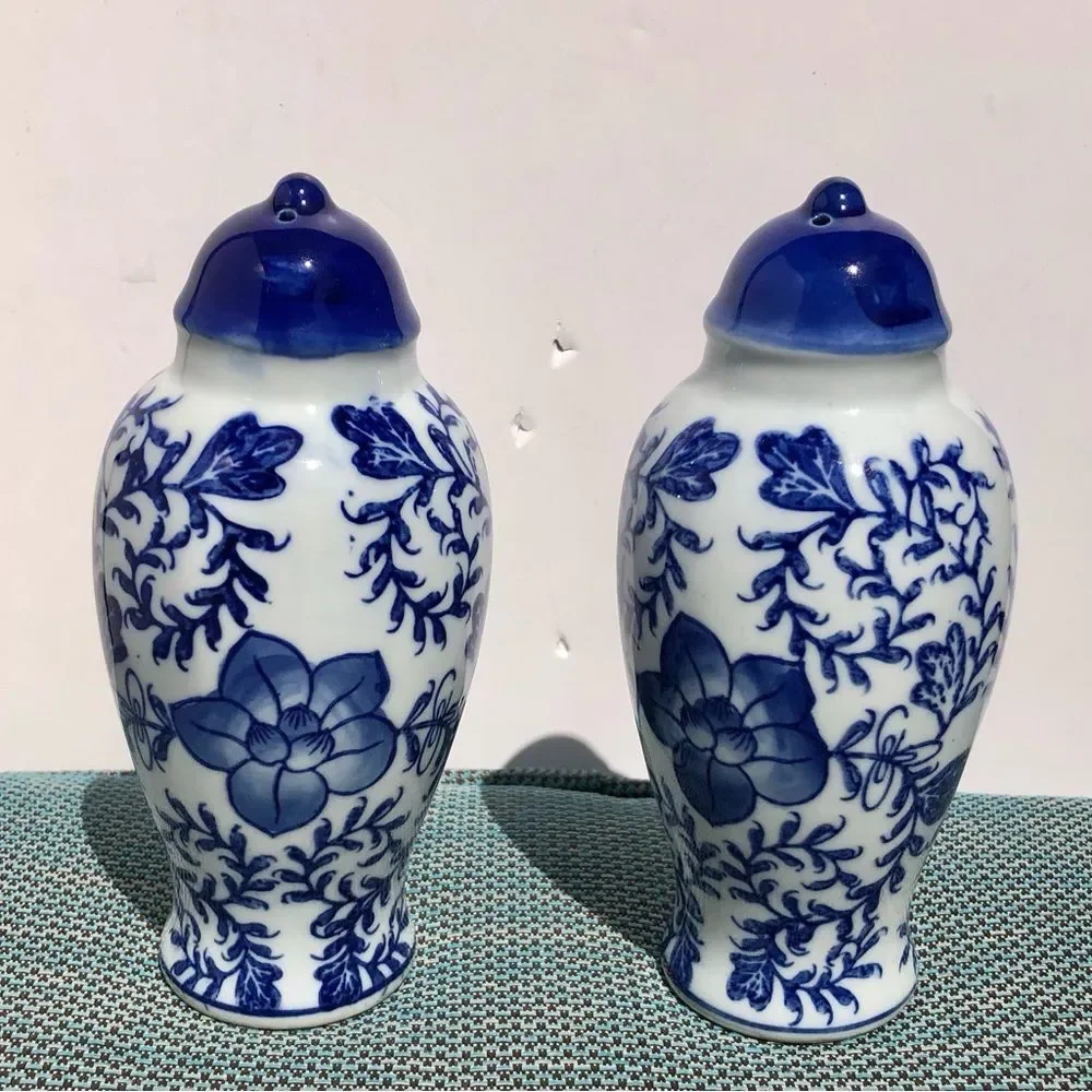 SALT & PEPPER SHAKERS BLUE/WHITE GLOSSY 7 INC cj4